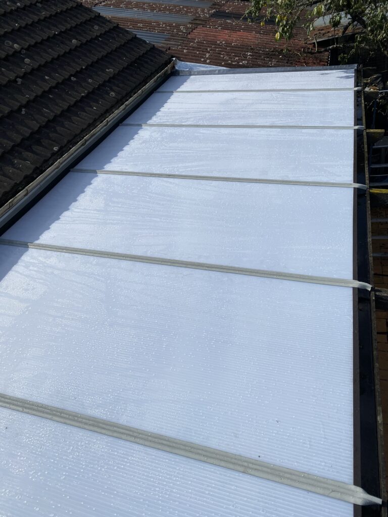 Remplacement de plaques polycarbonate 16 mm + des joints de toitures