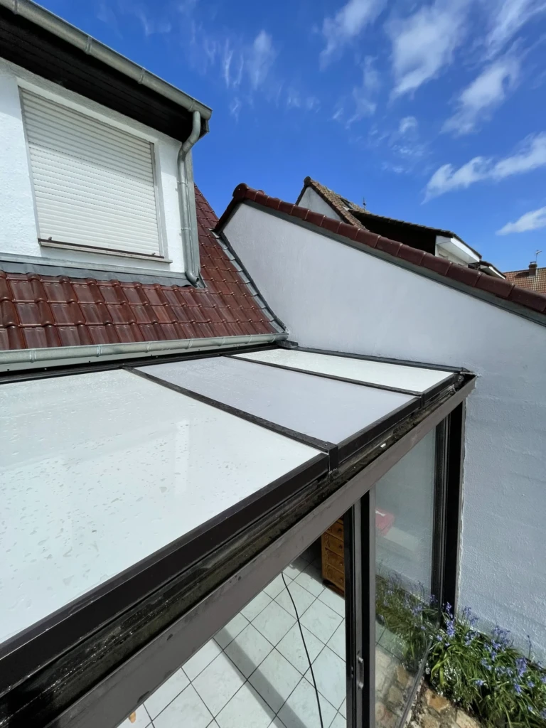 Nous remplaçons les plaques et les éléments d'étanchéité d'une véranda dans le Nord.