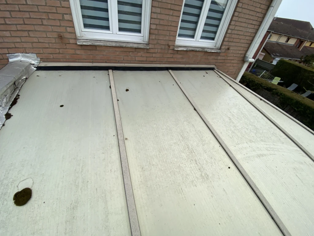 Remplacement de joints à moustache sur une structure de véranda dans le 59.